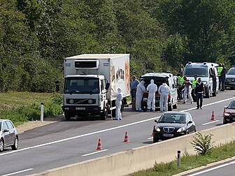 Up to 50 dead in lorry in Aust...